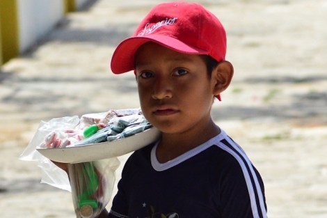 Niño trabajando vendedor ambulante en la alameda.