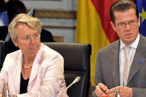 Bundeskanzlerin-Angela-Merkel-CDU-r-Bundeswirtschaftsminister