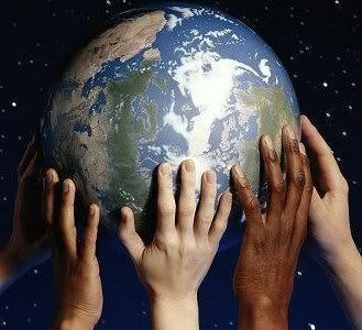 planeta_con_manos-329x300